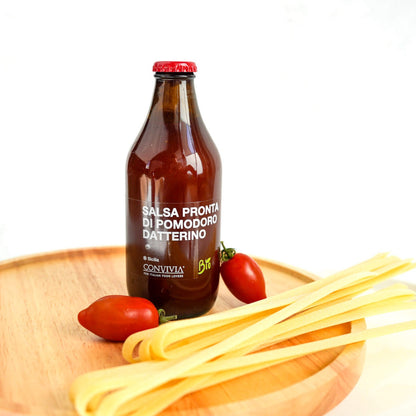 Datterinotomatensauce ist eine spezielle Delikatesse aus Italien, bei der süße Datterinotomaten zu einer Sauce verarbeitet werden. Die Datterino Tomate selbst ist klein, länglich und hat einen fruchtigen, sehr süßlichen Geschmack. 
